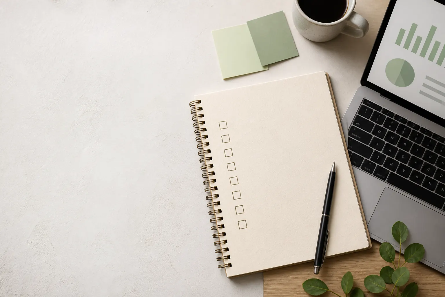 Checklist de lancement SEO sur carnet avec laptop et indicateurs de performance web